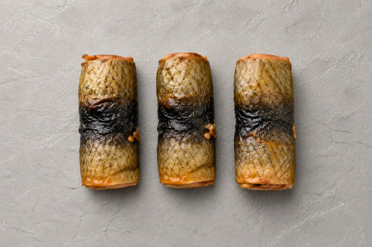 geräucherte Rollmöpse aus Hering, geräucherte Rollmöpse traditionell auf Buchenholz geräuchert, geräucherte Rollmöpse mit goldbrauner Räucherfarbe, geräucherter Rollmops aus saftigem Heringsfilet, geräucherte Heringsrollmöpse von Delishopper, geräucherte